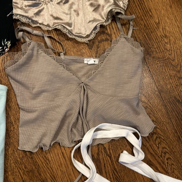 Garage bundle of 5 cropped tops and a white cropped sweatshirt various sizes - Picture 5 of 7
